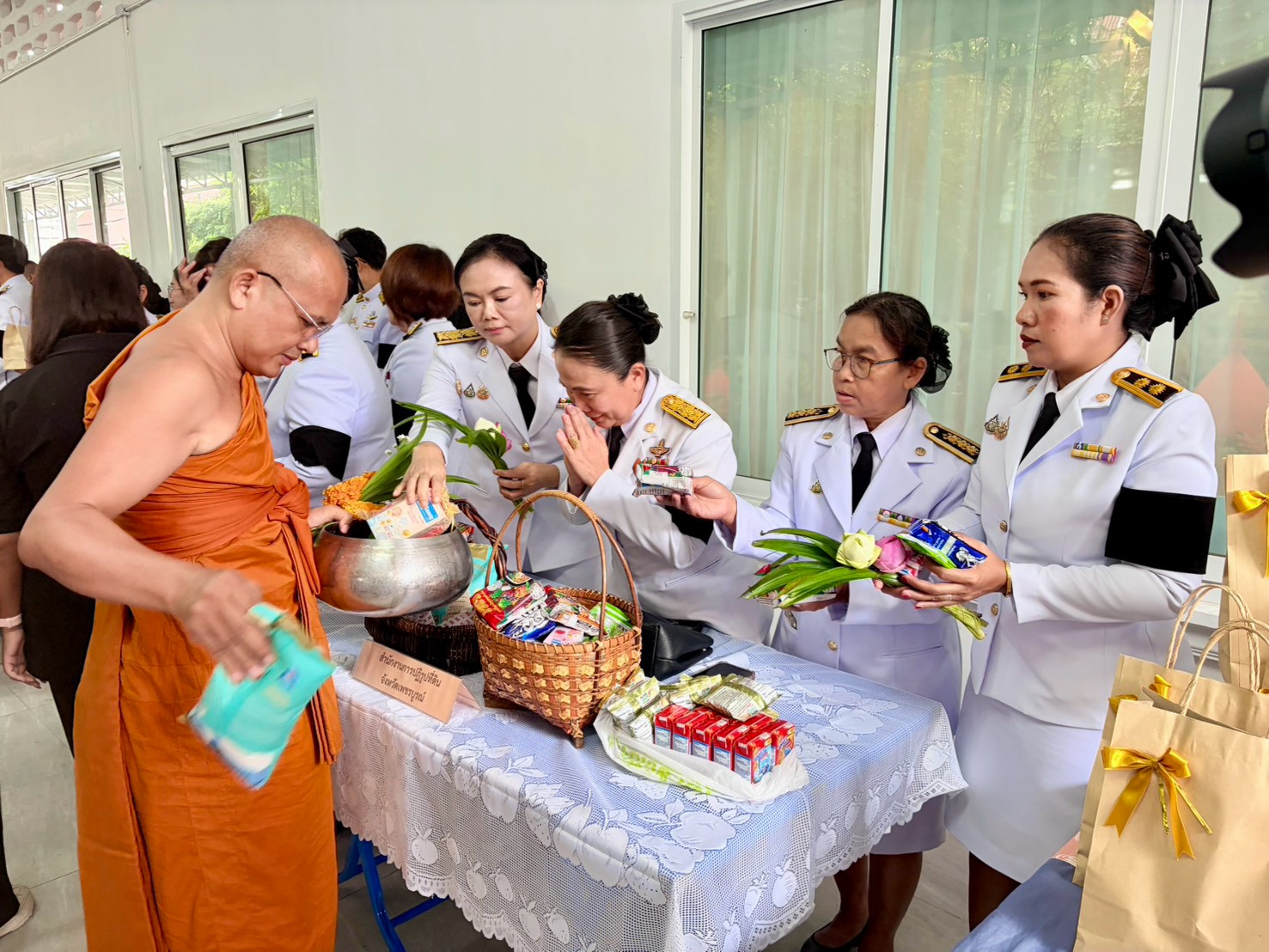title - สำนักงานการปฏิรูปที่ดินจังหวัดเพชรบูรณ์ เข้าร่วมพิธีบำเพ็ญกุศลในวาระครบ 100 วัน(สตมวาร) แห่งการสิ้นพระชนม์ ถวายเป็นพระกุศลแด่สมเด็จพระเจ้าลูกเธอ เจ้าฟ้าพัชรกิติยาภา นเรนทิราเทพยวดี กรมหลวงราชสาริณีสิริพัชร มหาวัชรราชธิดา 